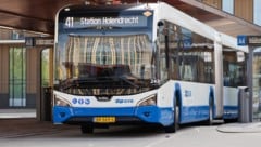 Ab dem Sommer darf zum Beispiel in Amsterdamer Bushaltestellen keine Werbung mehr für Flugreisen ...