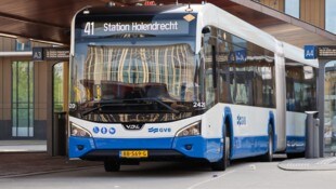 Ab dem Sommer darf zum Beispiel in Amsterdamer Bushaltestellen keine Werbung mehr für Flugreisen ...