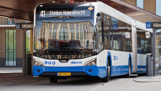 Ab dem Sommer darf zum Beispiel in Amsterdamer Bushaltestellen keine Werbung mehr für Flugreisen ...