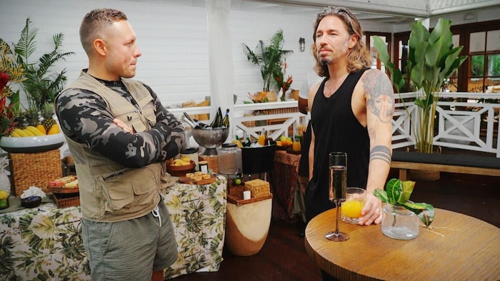 Patrick Romer bergrüßt Gil Ofarim – die Stimmung ist jedoch eisig.