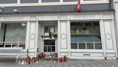 Kerzen und Blumen vor dem Café, das Franz Lex über viele Jahre führte.