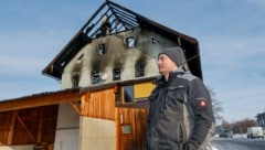 Junior-Chef Karl Lauterbacher vor dem ramponierten Gebäude 