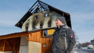 Markus Tschepp Junior-Chef Karl Lauterbacher vor dem ramponierten Gebäude