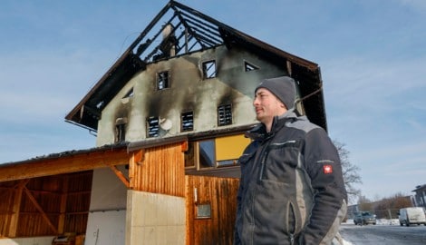 Junior-Chef Karl Lauterbacher vor dem ramponierten Gebäude 
