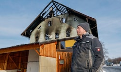 Junior-Chef Karl Lauterbacher vor dem ramponierten Gebäude 