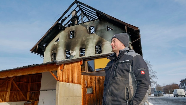Junior-Chef Karl Lauterbacher vor dem ramponierten Gebäude