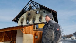 Junior-Chef Karl Lauterbacher vor dem ramponierten Gebäude 