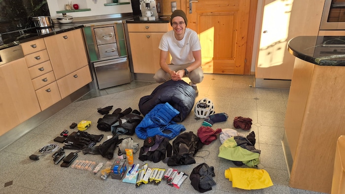 Forcher präsentiert einen großen Teil seiner Ausrüstung für das Rennen.