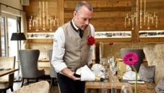 Bald in den Charts? Jan Mihm in seinem Hauptjob am Tauern als Oberkellner im Hotel Cinderella