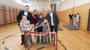 Pinter (re.) hat eine Petition initiiert, die Jung und Alt den Zugang zu Sporthallen erleichtern ...