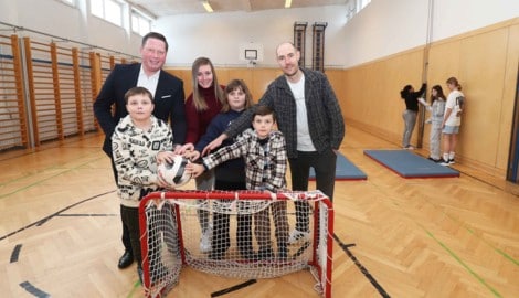 Pinter (re.) hat eine Petition initiiert, die Jung und Alt den Zugang zu Sporthallen erleichtern ...