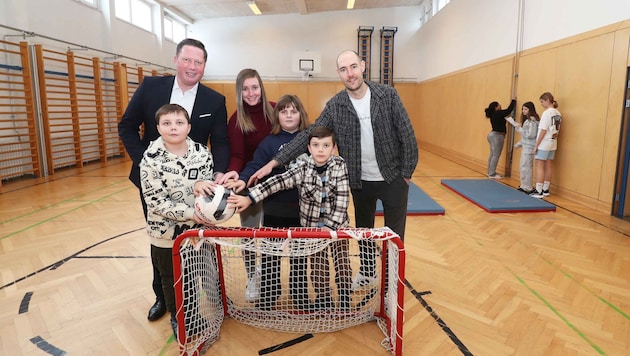 Pinter (re.) hat eine Petition initiiert, die Jung und Alt den Zugang zu Sporthallen erleichtern ...