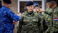 Wie es Tradition ist, wurde Amalia von ihren Vorgesetzten und Kollegen mit Bier überschüttet.