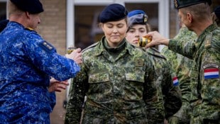 Wie es Tradition ist, wurde Amalia von ihren Vorgesetzten und Kollegen mit Bier überschüttet.