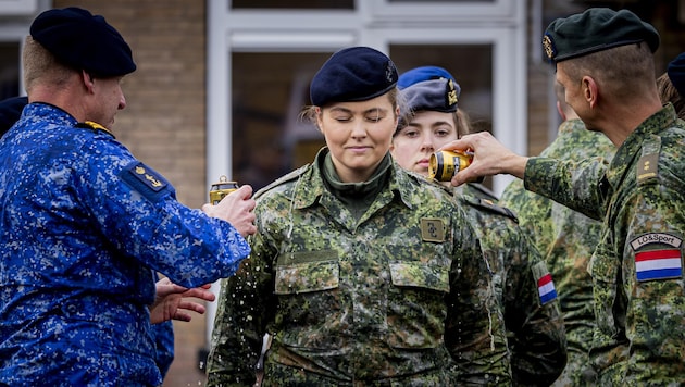 Wie es Tradition ist, wurde Amalia von ihren Vorgesetzten und Kollegen mit Bier überschüttet.