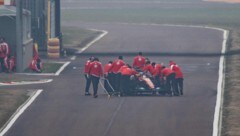 Lewis Hamilton blieb beim ersten Test mitten auf der Strecke stehen.