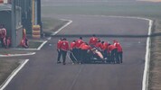 Lewis Hamilton blieb beim ersten Test mitten auf der Strecke stehen.