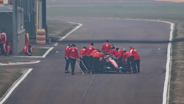 Lewis Hamilton blieb beim ersten Test mitten auf der Strecke stehen.