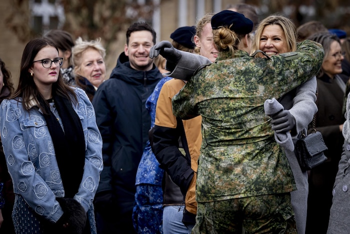 Mutter und Tochter fielen sich überglücklich in die Arme.