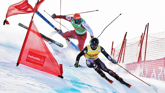 Tristan Takats (mitte) kam zu Sturz.