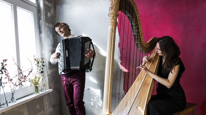 Duo OxymoronDas Duo Oxymoron tritt in der Kirche in Aurachkirchen auf