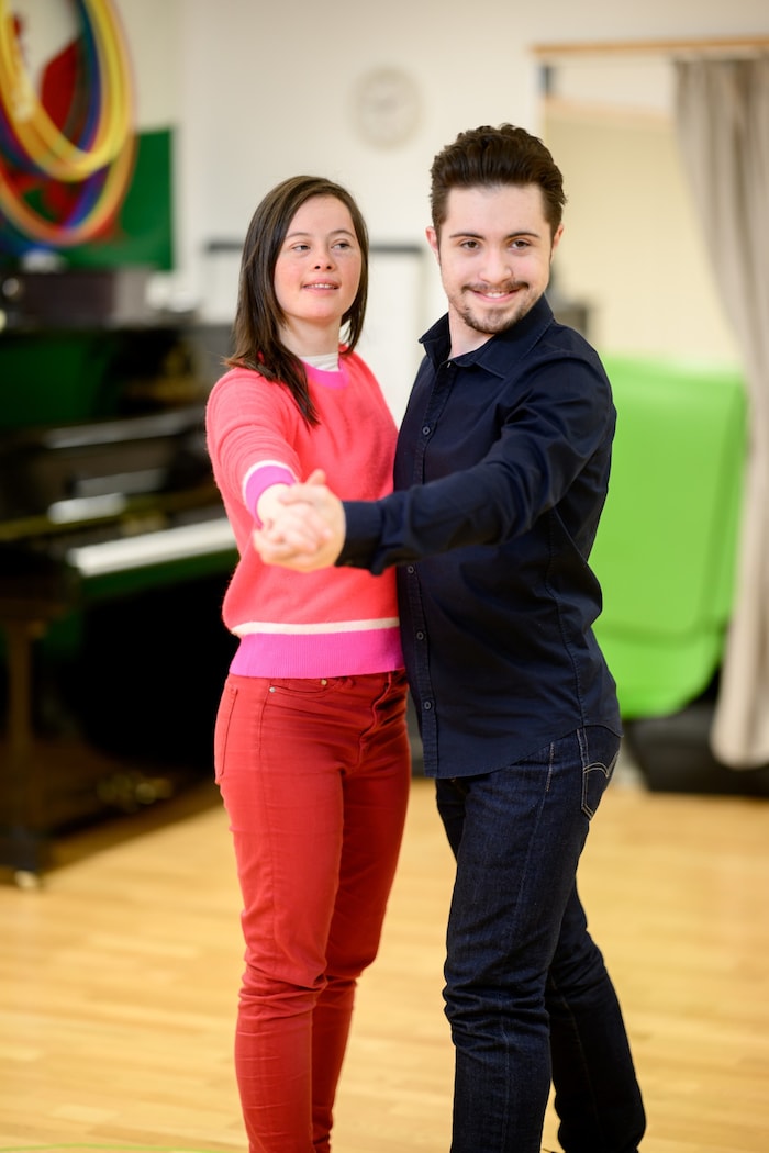 Noch tragen Holly und Tobias kein weißes Kleid und Frack