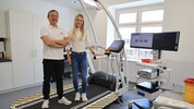 Wolfgang Schobersberger (im Bild mit Biathletin Anna Gandler) hat über die Jahre unzählige ...