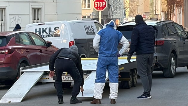 Die Spurensicherer nahmen auch den Pkw des Opfers mit.