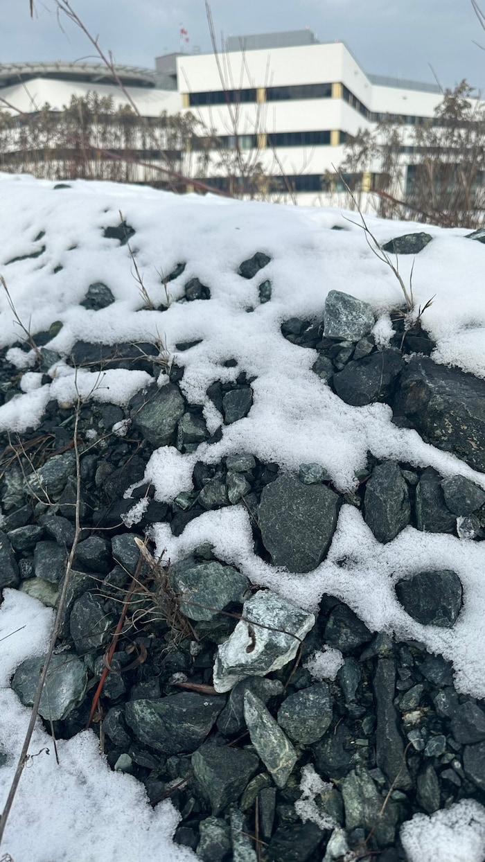 Das Asbest befindet sich in Schotter und Splitt.