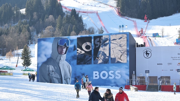 „Boss“-Testimonial David Meier ist im Auslauf der legendären Streif nicht zu übersehen.