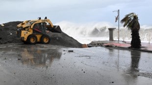 Monsterwellen im Mittelmeer: Zyklon Harry verwüstete Italiens Süden