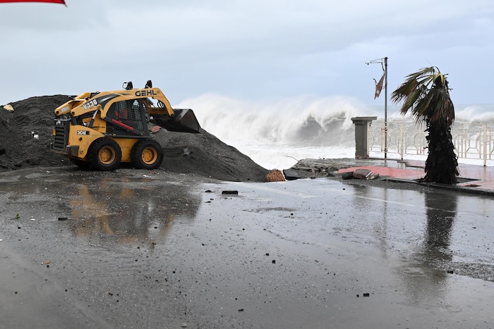 Monsterwellen im Mittelmeer: Zyklon Harry verwüstete Italiens Süden