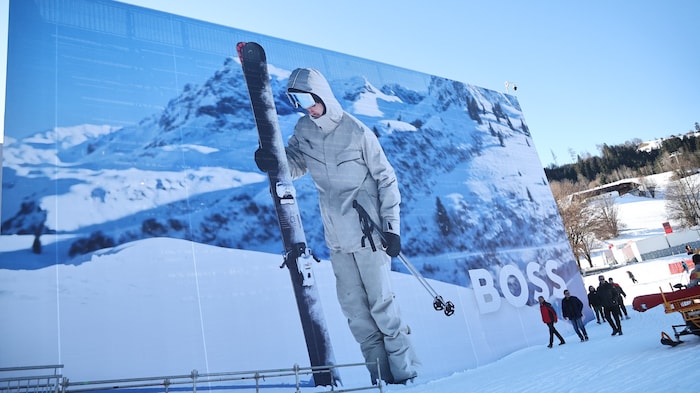 Der 24-Jährige macht auf den riesigen Plakatwänden großartige Figur.