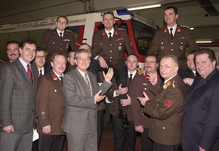 2001 wurde das alte Kommando rund um Didi Fahrafellner (o., Mitte) erstmals gewählt.