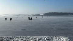 Obwohl die Eisfläche nicht freigegeben ist, gehen zahlreiche Menschen aufs Eis. 