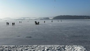 Obwohl die Eisfläche nicht freigegeben ist, gehen zahlreiche Menschen aufs Eis. 