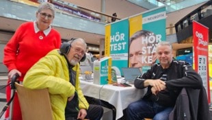 Mittels Kopfhörern werden im Atrio-Center kostenlos Hörtests vorgenommen. Interessierte Gäste im ...