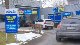 In den Waschstraßen, wie hier in Linz-Urfahr, ist der Ansturm seit Tagen ungebremst.