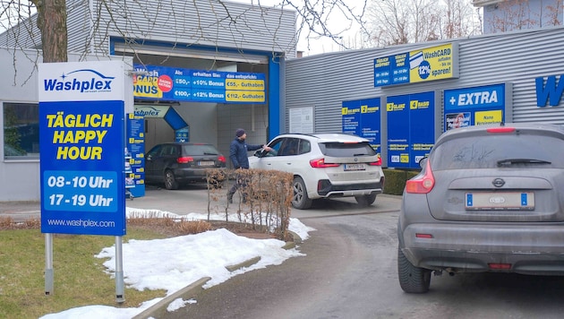In den Waschstraßen, wie hier in Linz-Urfahr, ist der Ansturm seit Tagen ungebremst.