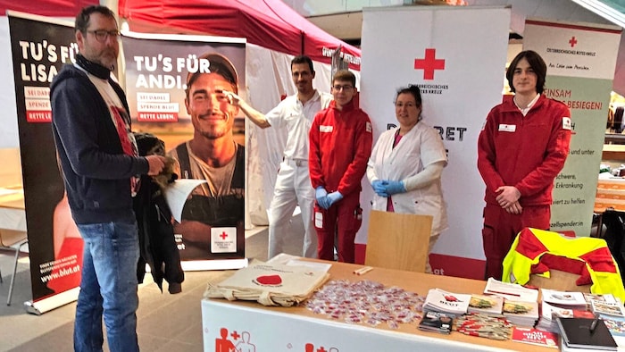 Blut spenden ist wichtig. Der Rotkreuz-Stand ist gut besucht.
