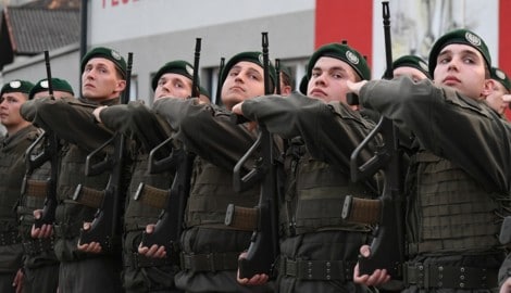 Längerer Wehrdienst? Auch Diskussionen um Frauen werden nun laut. (Symbolbild)