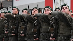 Längerer Wehrdienst? Auch Diskussionen um Frauen werden nun laut. (Symbolbild)