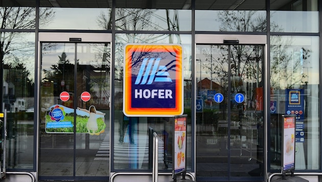 Der Umhang war beim Hofer erhältlich.