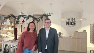 Stadtrat Julian Geier und Inhaberin Denise Dedic-Schlögl im „W(i)e nice“-Geschäft. 