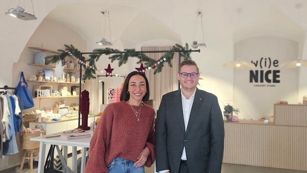 Stadtrat Julian Geier und Inhaberin Denise Dedic-Schlögl im „W(i)e nice“-Geschäft.