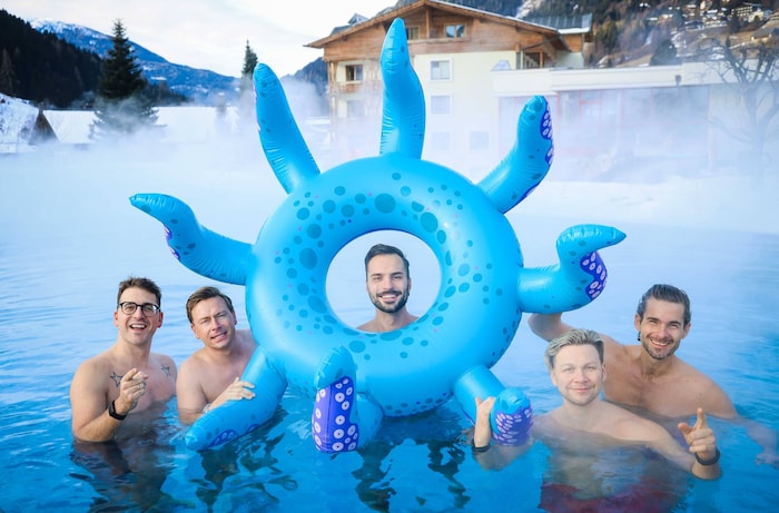 Die Mountain Crew entspannt vor der Show im Whirlpool.
