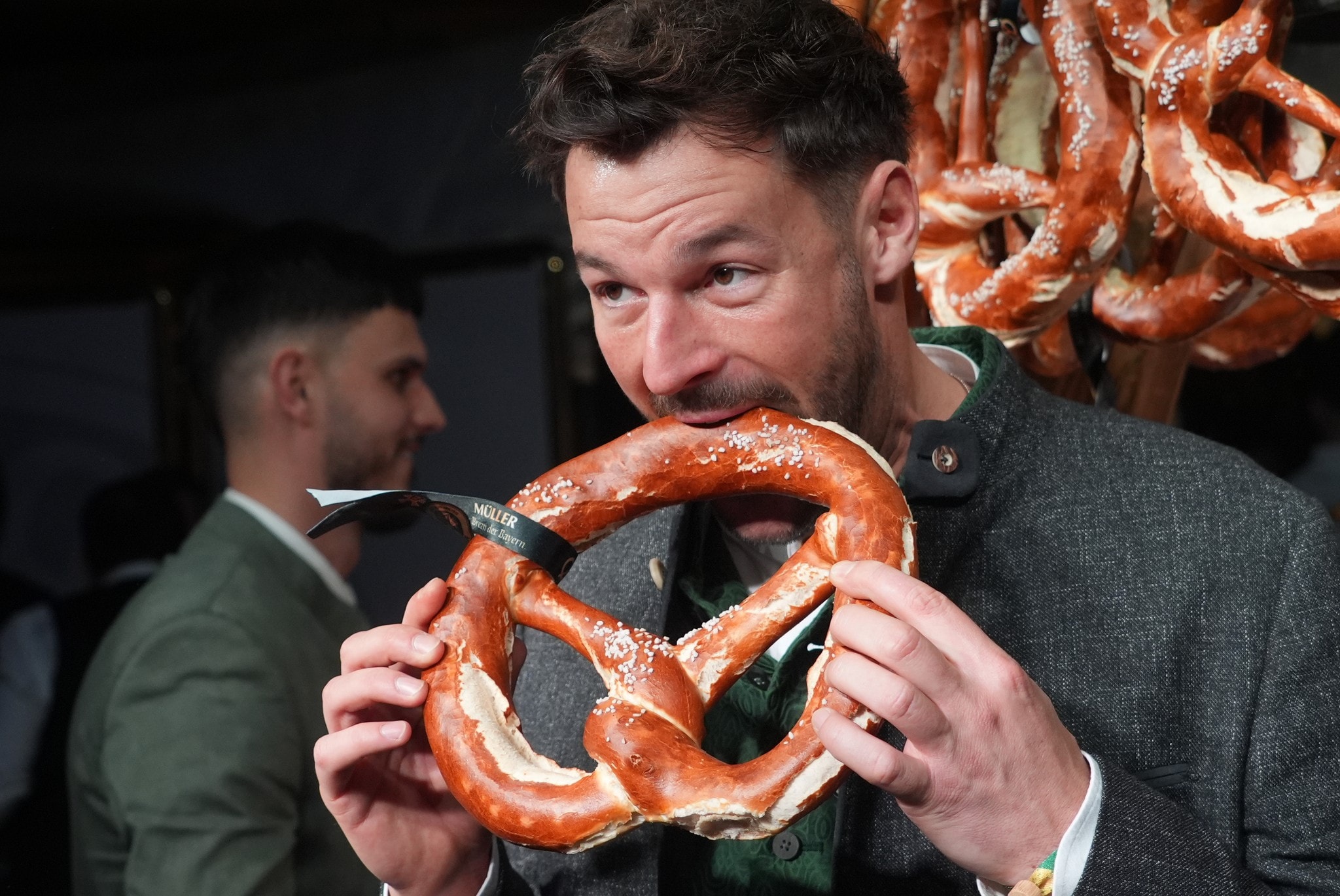 Paul Pizzera biss lieber von einer Brezel ab, ...