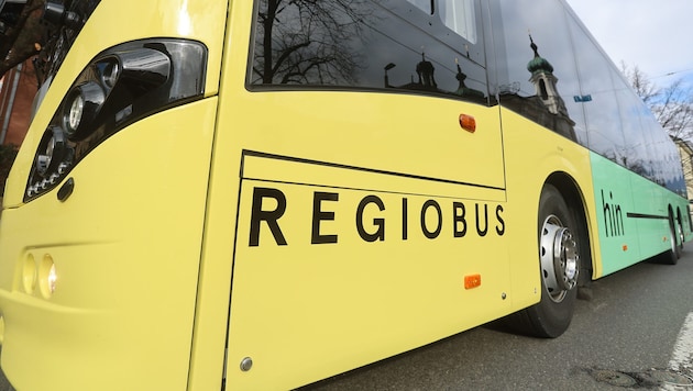 Der Busfahrer und die Fahrgäste blieben unverletzt. (Symbolfoto)