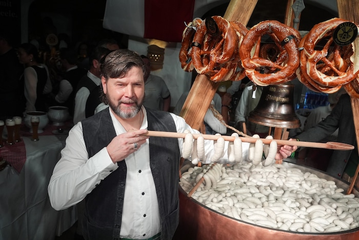 Rea Garvey kam im Schottenrock ...