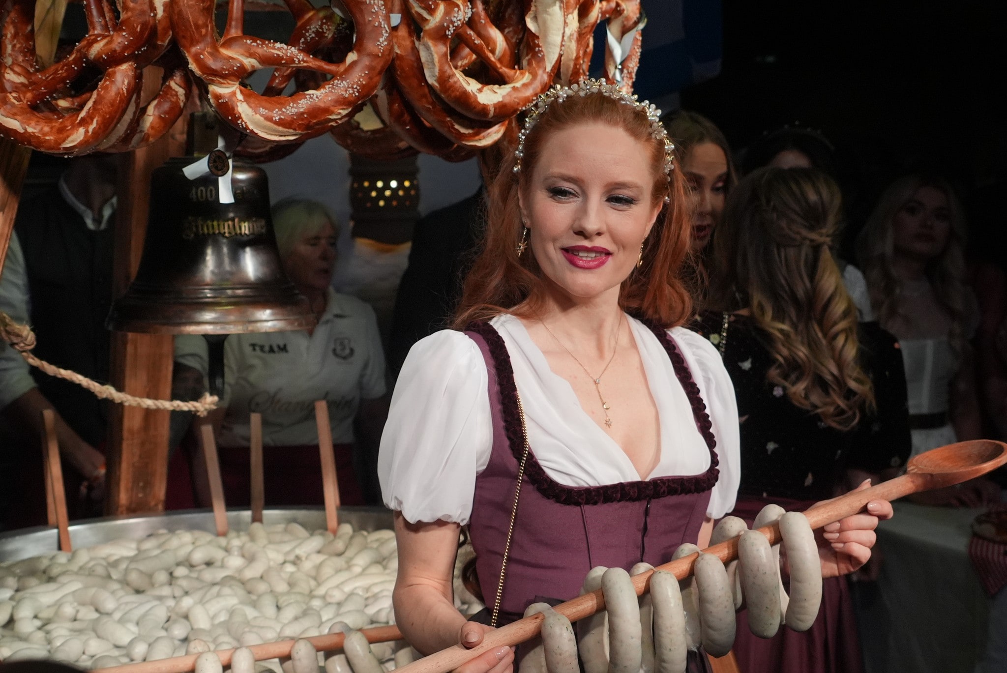 Topmodel Barbara Meier posierte vor der Gaumenfreude mit den Weißwürsten, ...